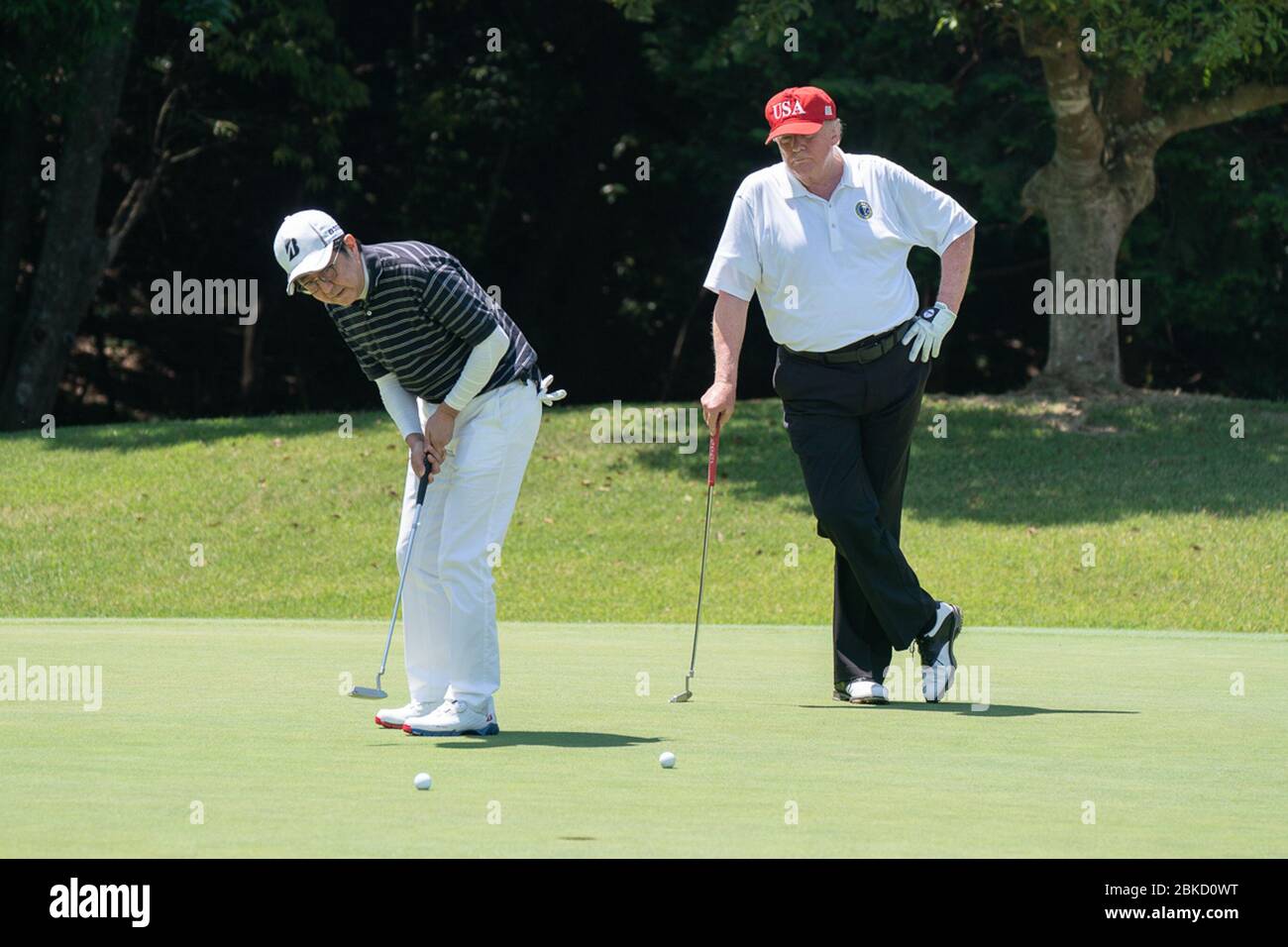 Präsident Donald J. Trump beobachtet, wie der japanische Premierminister Shinzo Abe während seines Golfspiels am Sonntag, 26. Mai 2019, im Mobara Country Club in Chiba, Japan, einen Putt macht. Präsident Trump und Premierminister Abes Golfing Stockfoto