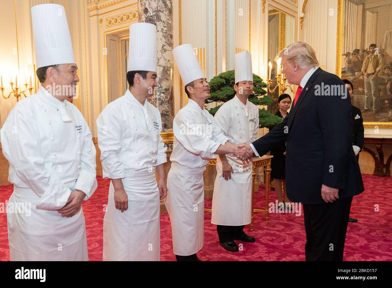 Präsident Donald J. Trump hält an, um Mitarbeitern des Akasaka Palace zu danken, nachdem er am Montag, den 27. Mai 2019, gemeinsam mit Japans Premierminister Shinzo Abe im Akasaka Palace in Tokio eine Pressestelle zur Verfügung gestellt hatte. Präsident Trump im Akasaka Palast Stockfoto