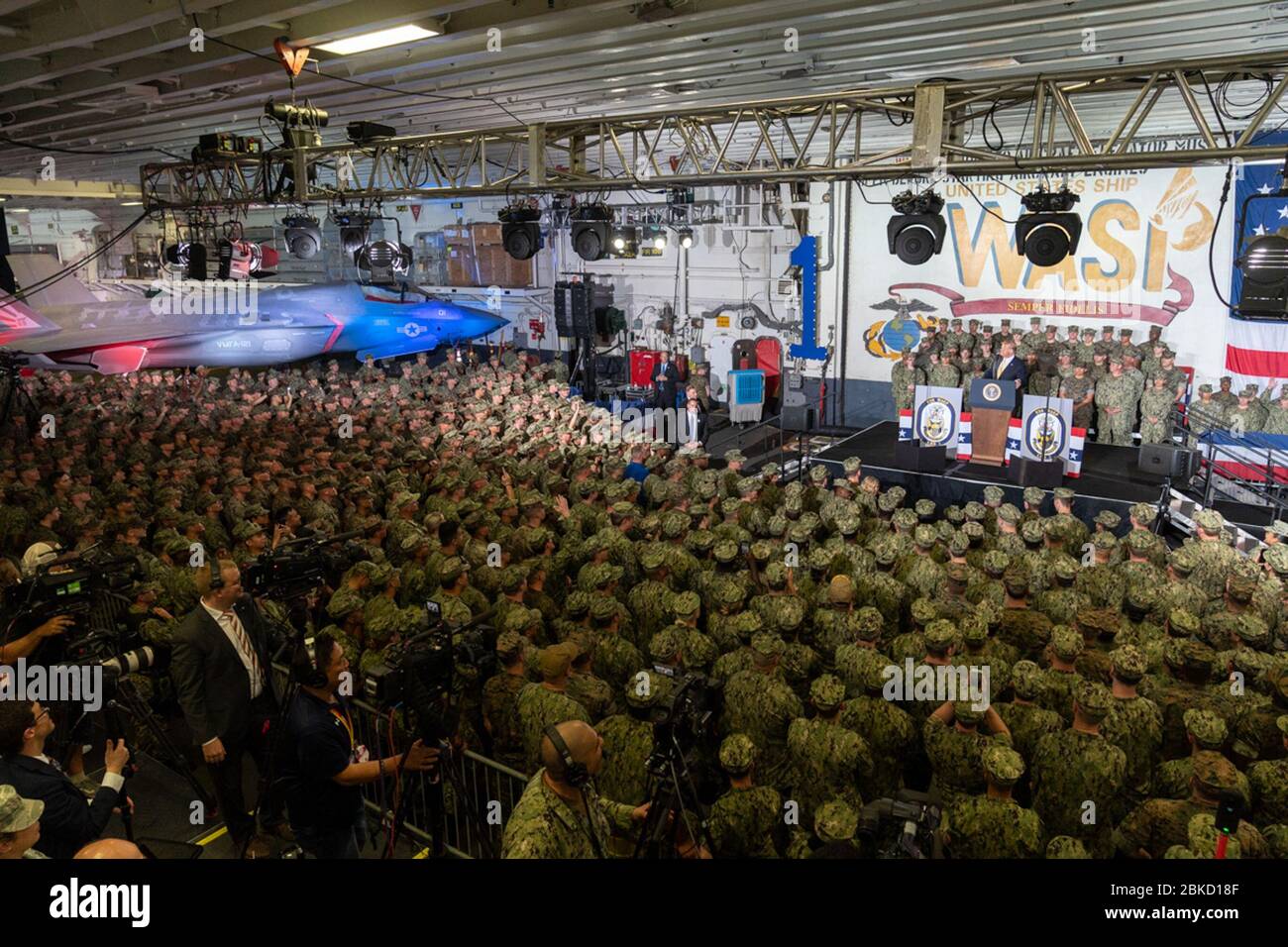 Präsident Donald J. Trump hält am Dienstag, den 28. Mai 2019, eine Ansprache an Bord der USS Wasp und spricht mit etwa 1,000 Matrosen, Soldaten und Marineinfanteristen in Yokosuka, Japan. Präsident Trump an Bord der USS WASP Stockfoto