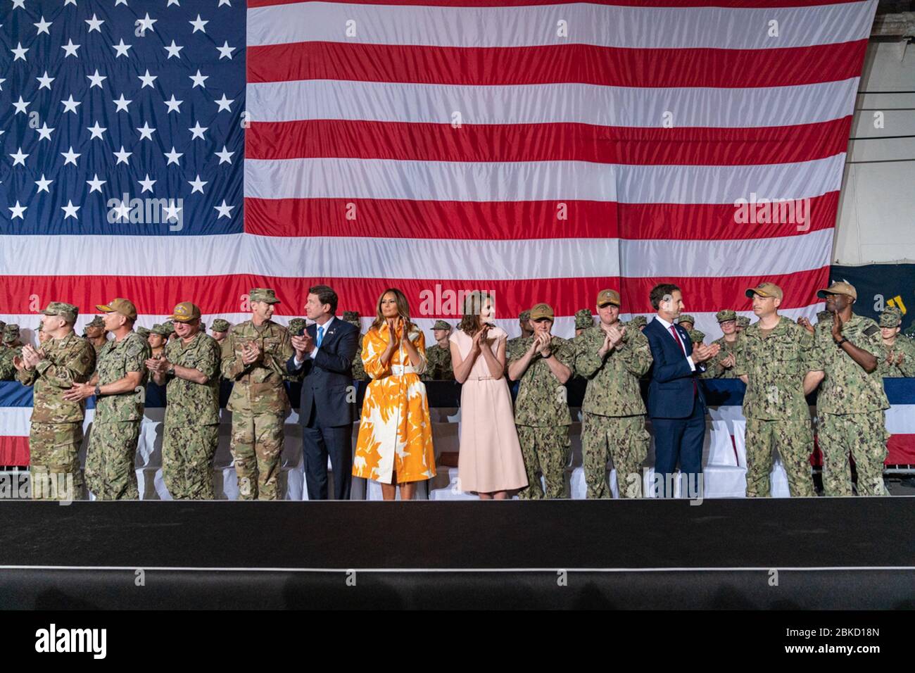 First Lady Melania Trump, zusammen mit dem US-Botschafter in Japan William Hagerty, seiner Frau Chrissy Hagerty, Und US Air Force LT. Gen. Kevin Schneider, Kommandant der US Forces Japan, applaudiert, als Präsident Donald J. Trump während einer Ansprache zum Memorial Day an die Truppen am Dienstag, 28. Mai 2019, an Bord der USS Wasp in Yokosuka, Japan, Bemerkungen abgibt. Präsident Trump und First Lady Melania Trump an Bord der USS WASP Stockfoto