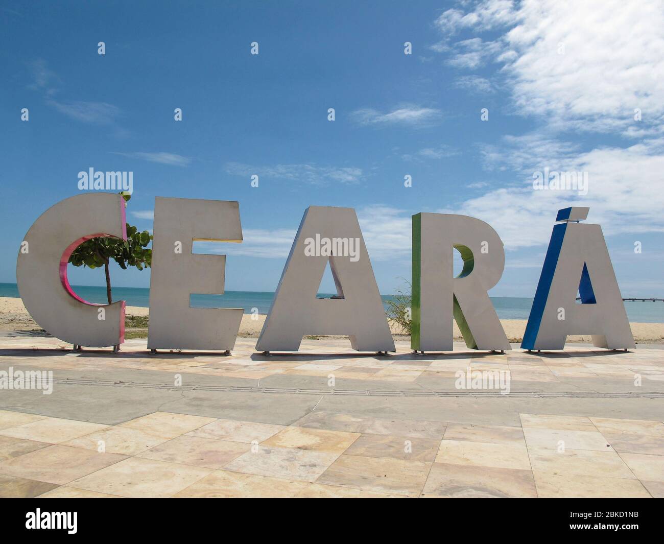 Ankunft Beschilderung Tourismus-Board mit Ceara Inschrift in großen, bunten Buchstaben am Strand und Meer in der Stadt Fortaleza, Bundesstaat Ceara, Brasilien Stockfoto