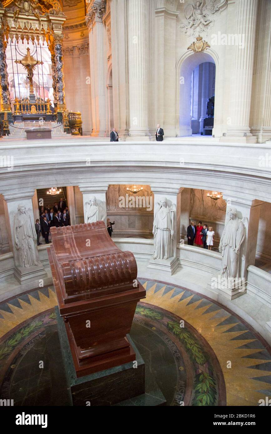 Am 13. Juli 2017 trafen sich Präsident Donald J. Trump und First Lady Melania Trump im Rahmen eines diplomatischen Besuchs mit dem französischen Präsidenten Emmanuel Macron und First Lady Brigitte Macron in Frankreich. Stockfoto