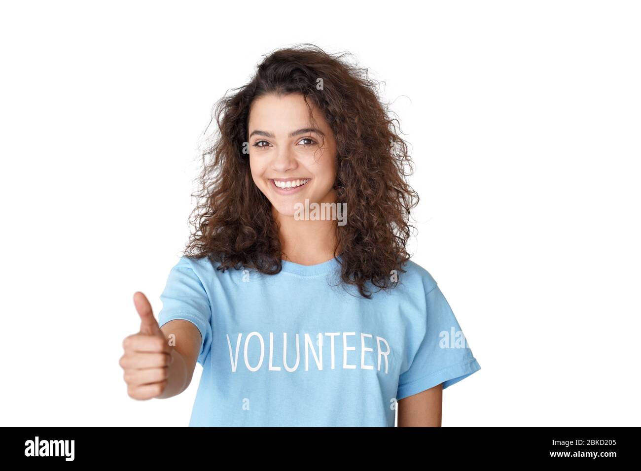 Glücklich hispanic jugendlich Mädchen Freiwillige zeigt Daumen nach oben isoliert auf weißem Hintergrund. Stockfoto