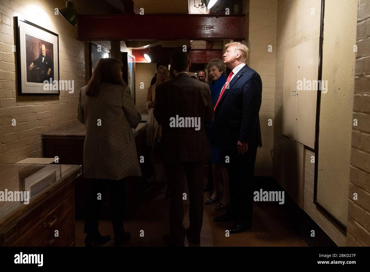 Präsident Donald J. Trump und First Lady Melania Trump besuchen zusammen mit der britischen Premierministerin Theresa May und ihrem Ehemann Philip May am Dienstag, den 4. Juni 2019, die Churchill war Rooms in London. Präsident Trump führt eine Rundreise durch die Churchill war Rooms Stockfoto