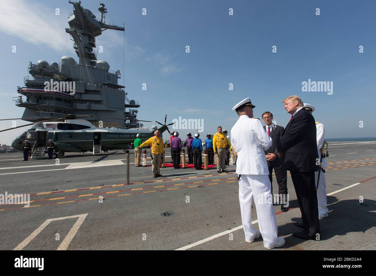 Am 22. Juli 2017 beauftragte die US Navy die USS Gerald R. Ford (CVN-78), den ersten Flugzeugträger der Klasse, in einer Zeremonie, in der Militärbeamte und Würdenträger teilnahmen. Stockfoto