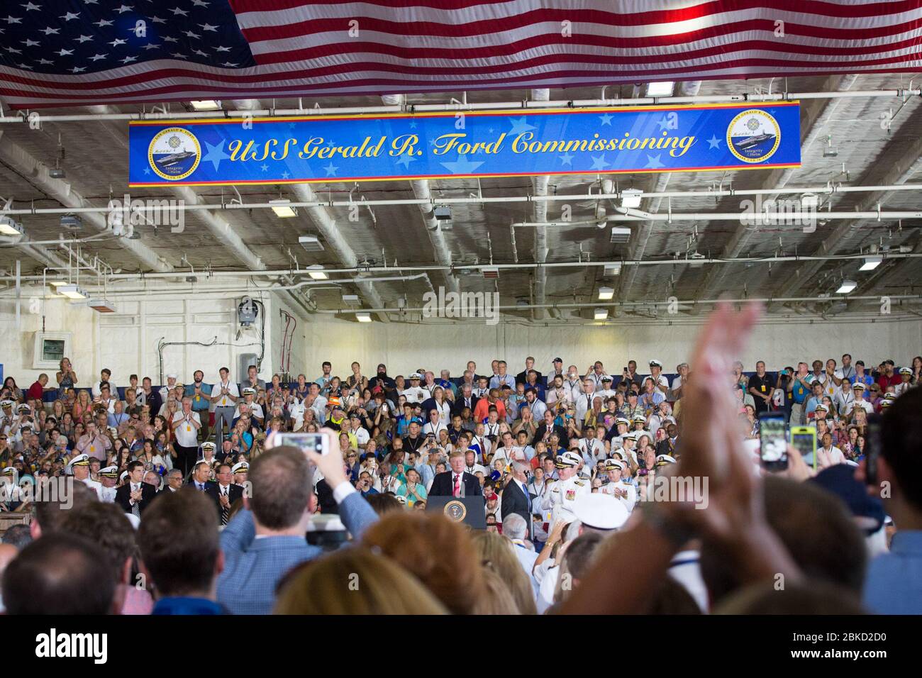 Die USS Gerald R. Ford (CVN-78) wurde am 22. Juli 2017 offiziell in der US Navy in Dienst gestellt. Mit der Inbetriebnahmezeremonie wurde der Bau abgeschlossen und der aktive Betrieb aufgenommen. Als nuklearbetriebener Flugzeugträger stellt er einen wichtigen Meilenstein für die US Navy dar. Stockfoto