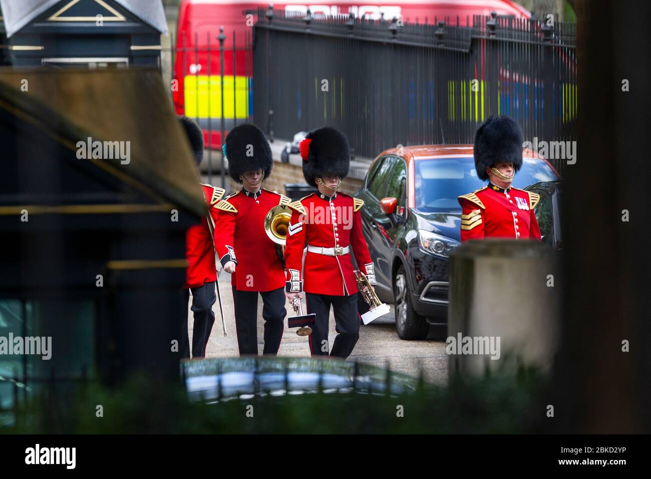 Grenadier Guards betreten Downing Street durch den Hintereingang vor einem Konzert, um den 75. Geburtstag des VE Day in London zu feiern Stockfoto