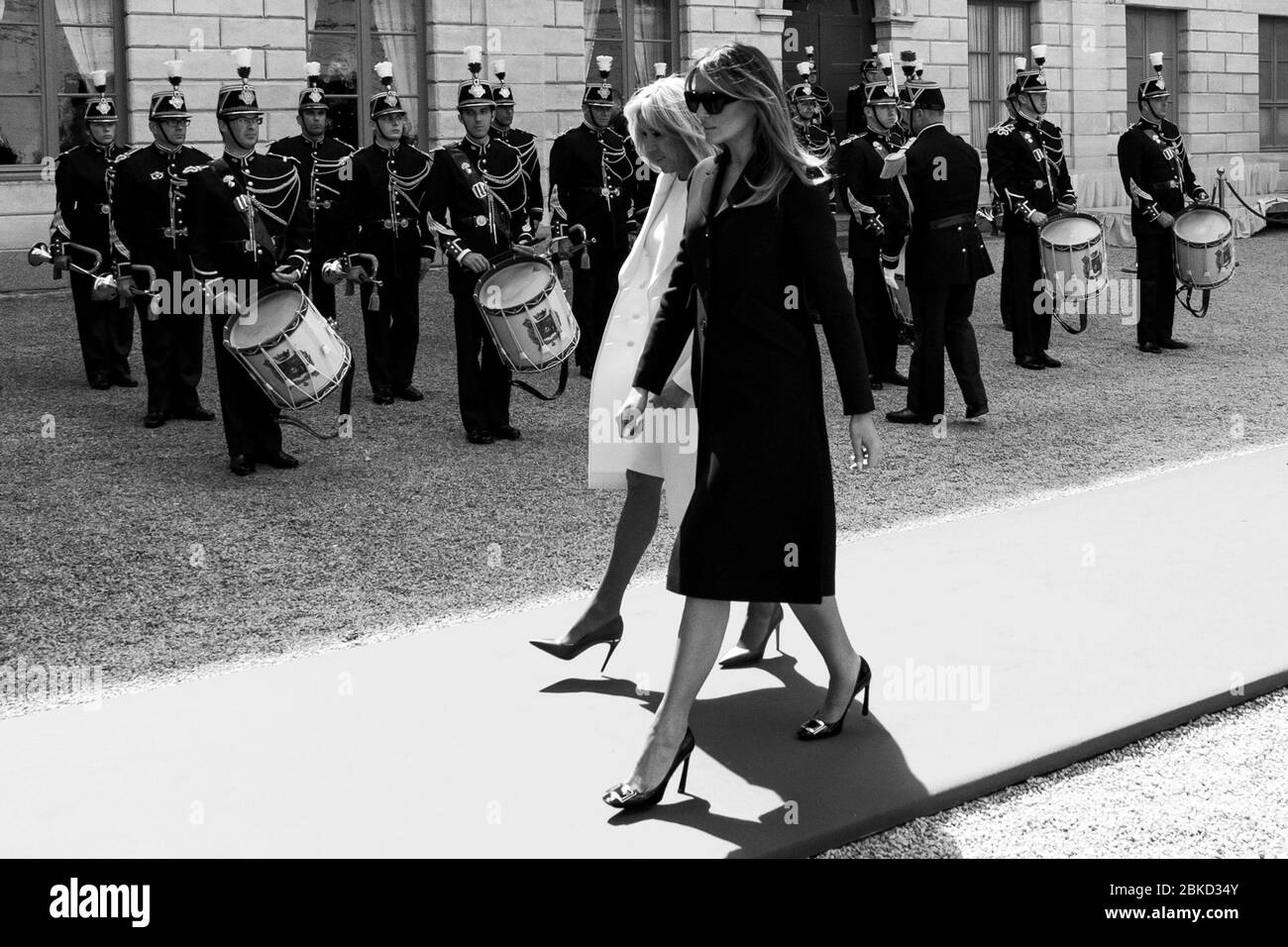 First Lady Melania Trump und Frau Brigitte Macron, Ehefrau des französischen Präsidenten Emmanuel Macron, treffen am 6. Juni 2019 während des diplomatischen Besuchs Melania Trumps in der Präfektur Calvados in Caen ein. Stockfoto