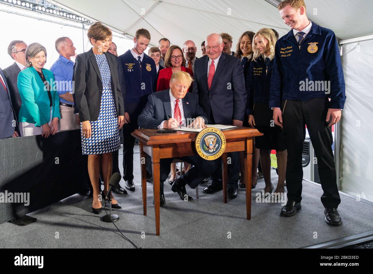 Präsident Donald J. Trump, zusammen mit Landwirtschaftsminister Sonny Perdue, Iowa Gouverneur Kim Reynolds, Mitglieder der zukünftigen Landwirte Amerikas, Und lokale Beamte, unterzeichnet eine Executive Order, die Änderungen an der E15 Ethanol-Regel, während seines Besuchs Dienstag, 11. Juni 2019, Southwest Iowa Renewable Energy Ethanol Anlage in Council Bluffs, Iowa. Präsident Trump in Iowa Stockfoto