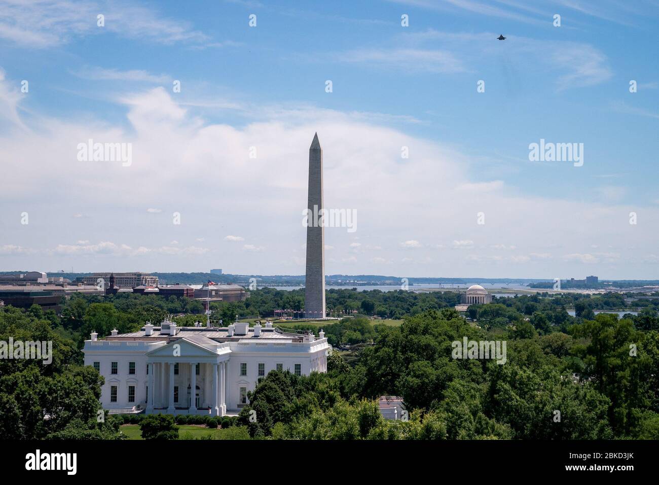 Ein F-35-Kampfflugzeug fliegt über dem Weißen Haus in Washington, D.C. und stellt seine Fähigkeiten als Teil einer Demonstration für US-Verteidigungsoperationen vor. Stockfoto