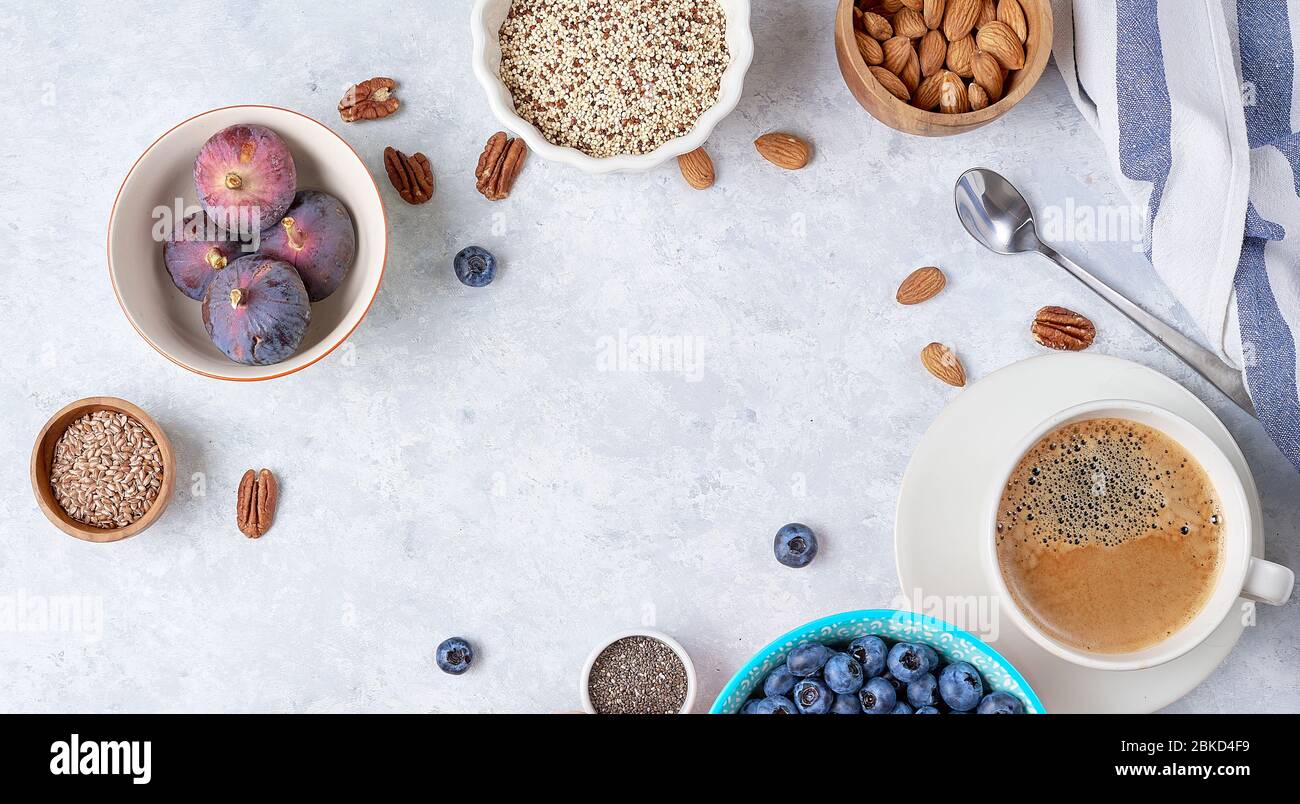 Gesundes Frühstück von superfoods, Quinoa, Honig, Nüsse feigen Kaffee Stockfoto