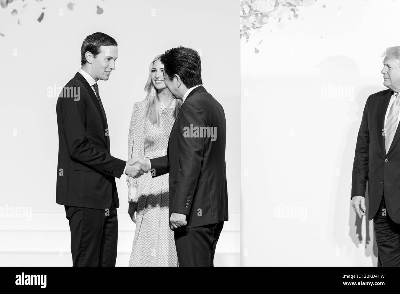 Präsident Donald J. Trump wird vom japanischen Premierminister Shinzo Abe auf dem G20-Gipfel am 28. Juni 2019 in Osaka, Japan, mit Ivanka Trump und Jared Kushner an seiner Seite begrüßt. Stockfoto