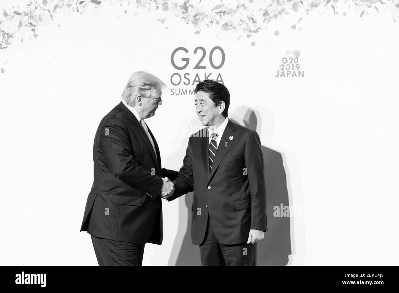 Am 28. Juni 2019 wurde Präsident Donald Trump vom japanischen Premierminister Shinzo Abe auf dem G20-Gipfel in Osaka, Japan, begrüßt, auf dem die Staats- und Regierungschefs der Welt globale Wirtschaftsfragen diskutierten. Stockfoto