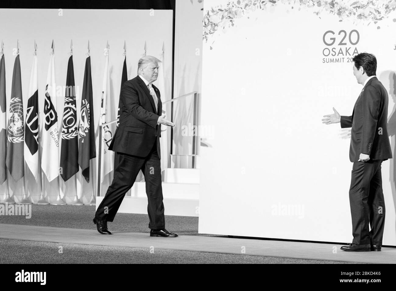 Am 28. Juni 2019 wurde Präsident Donald J. Trump vom japanischen Premierminister Shinzo Abe auf dem G20-Gipfel in Osaka, Japan, offiziell begrüßt. Stockfoto