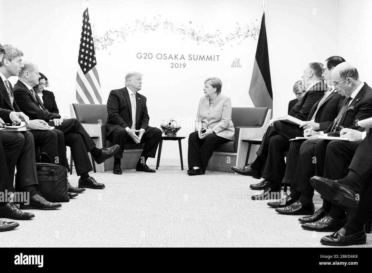 Am 28. Juni 2019 traf sich Präsident Donald J. Trump während des G20-Gipfels in Osaka, Japan, mit Bundeskanzlerin Angela Merkel zu Gesprächen über globale Fragen und bilaterale Beziehungen. Stockfoto