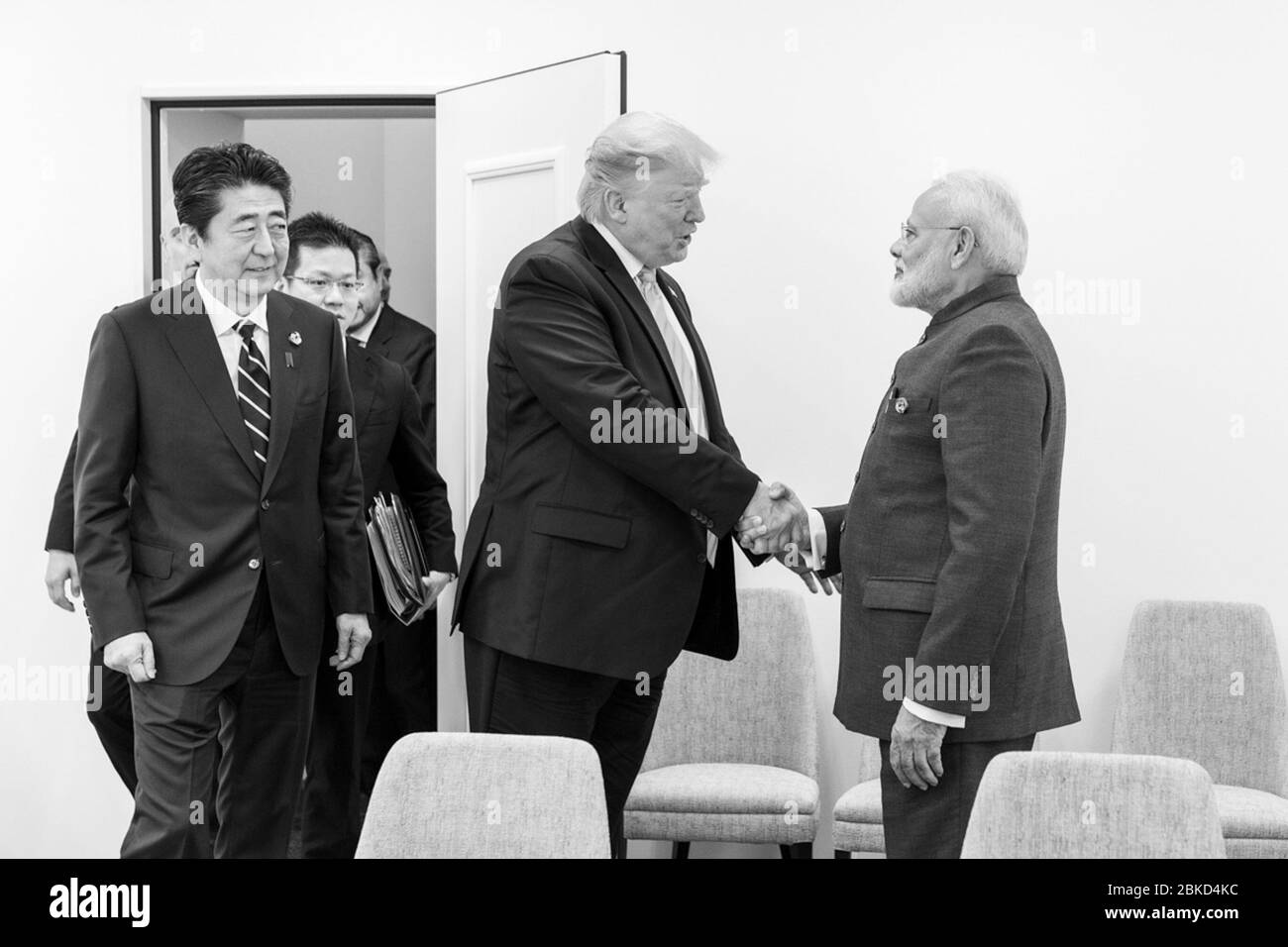 Am 28. Juni 2019 nahm Präsident Donald J. Trump an einem trilateralen Treffen mit dem japanischen Premierminister Shinzo Abe und dem indischen Premierminister Narendra Modi während des G20-Gipfels in Osaka, Japan, Teil. Im Mittelpunkt des Treffens stand die Stärkung der Beziehungen zwischen den drei Nationen. Stockfoto