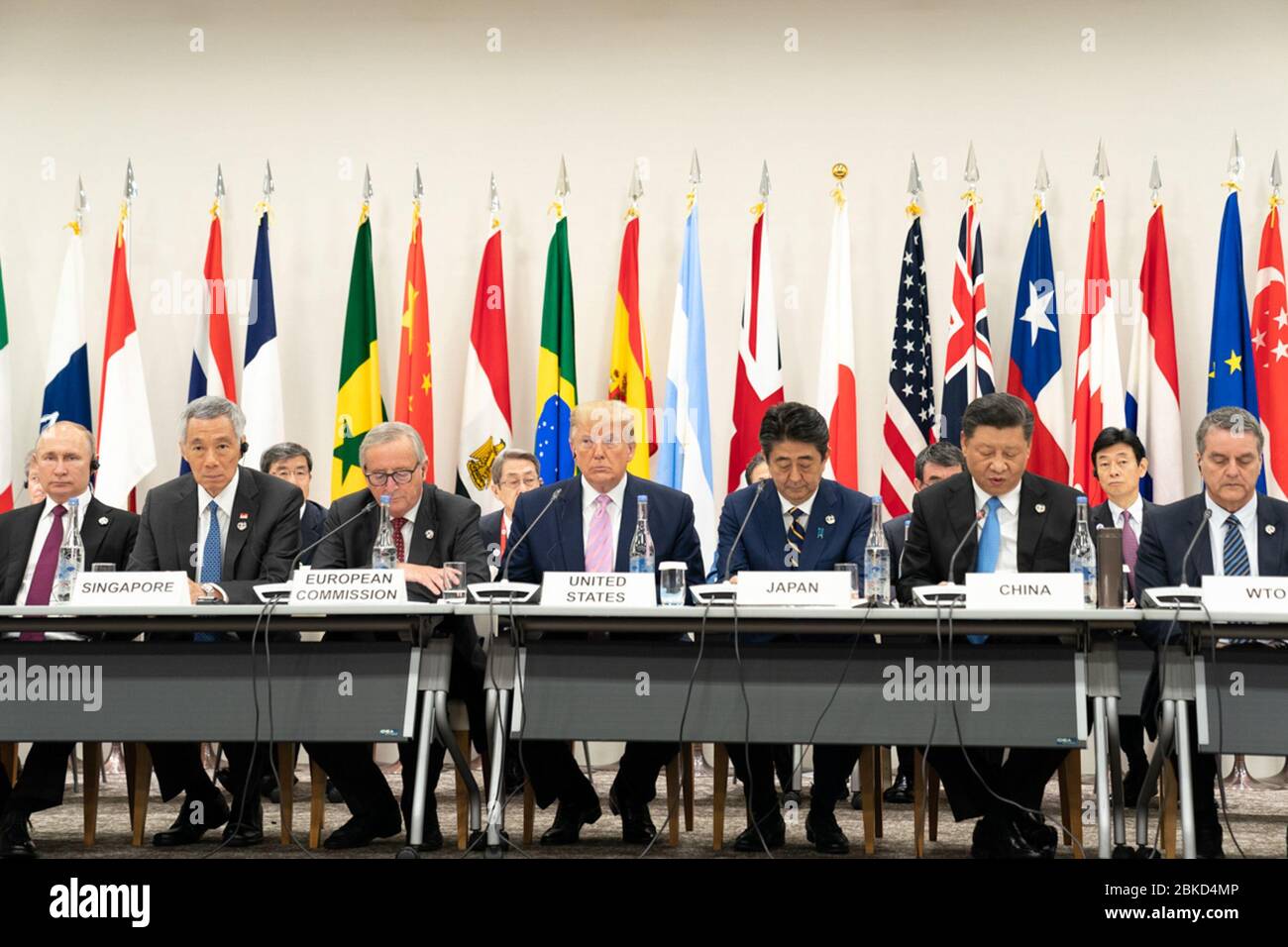 Auf dem Gipfeltreffen der G20 in Japan am 28. Juni 2019 hörten Präsident Donald J. Trump und der japanische Premierminister Shinzo Abe zu, wie Chinas Präsident Xi Jinping auf der „Leaders Special Event on the Digital Economy“ die Rede hielt, in der er die globale wirtschaftliche Zusammenarbeit und den digitalen Wandel hervorhob. Stockfoto