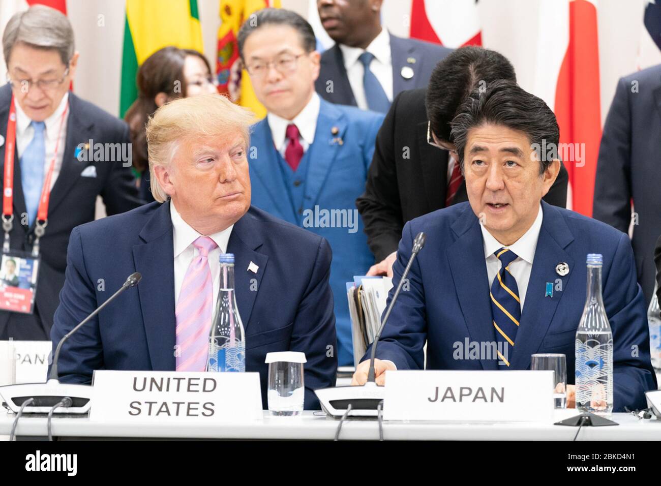 Am 28. Juni 2019 hörte Präsident Donald Trump auf dem G20-Gipfel in Osaka, Japan, den Ausführungen des japanischen Premierministers Shinzo Abe während einer Sonderveranstaltung zur digitalen Wirtschaft zu. Stockfoto
