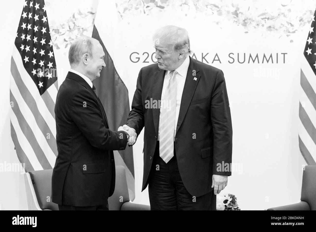 Am 28. Juni 2019 begrüßte Präsident Donald Trump Präsident Wladimir Putin auf dem G20-Gipfel in Osaka, Japan, wo er ein bilaterales Treffen abhielt, um globale Fragen und Beziehungen zwischen den Vereinigten Staaten und Russland zu erörtern. Stockfoto