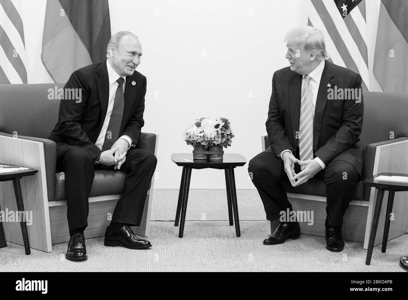 Am 28. Juni 2019 traf sich Präsident Donald Trump während des G20-Gipfels in Osaka, Japan, mit dem russischen Präsidenten Wladimir Putin zu bilateralen Gesprächen über internationale Beziehungen. Stockfoto