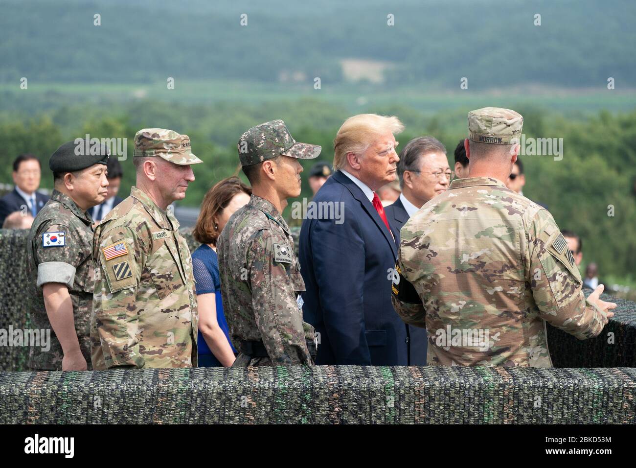 Präsident Donald Trump trifft sich am 30. Juni 2019 mit dem nordkoreanischen Führer Kim Jong UN während eines Besuchs in der koreanischen Demilitarisierten Zone (DMZ), was einen historischen Moment in den Beziehungen zwischen den USA und Nordkorea markiert. Stockfoto