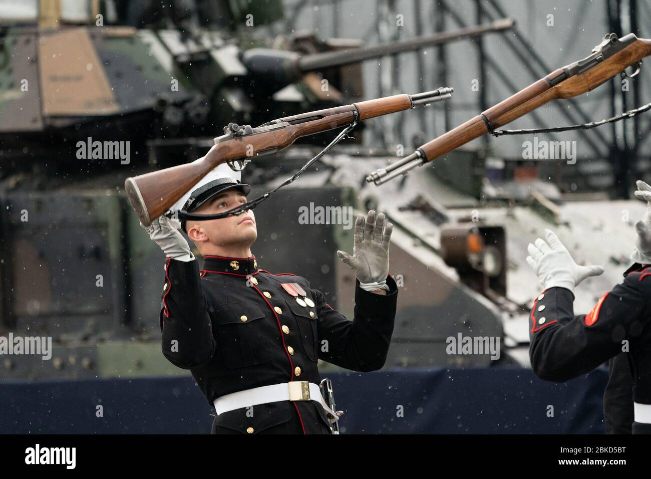 Mitglieder des U.S. Marine Corps Silent Drill Platoon marschieren in Formation und treten am Donnerstag, den 4. Juli 2019, im Lincoln Memorial in Washington, D.C. auf Stockfoto