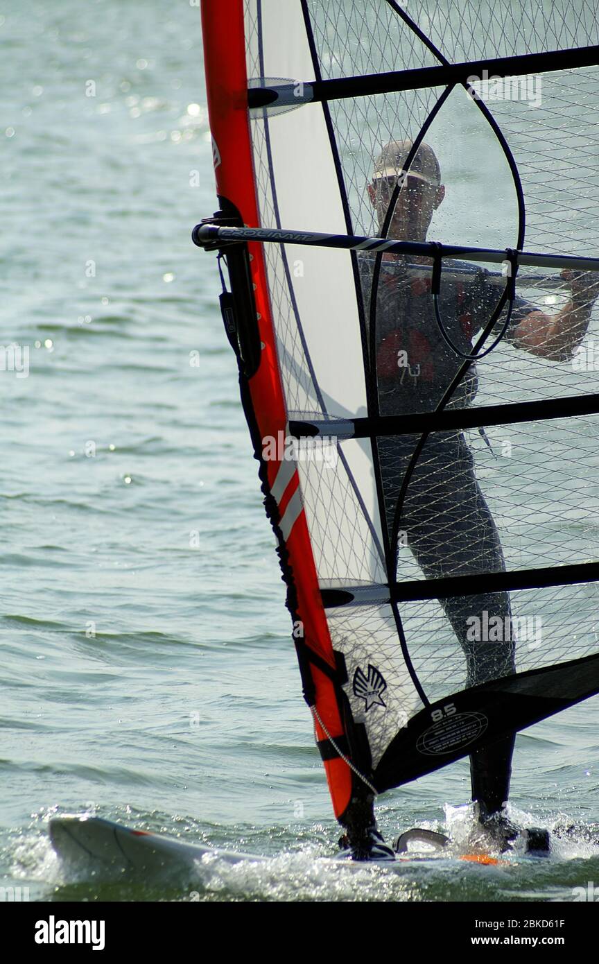 Windsurfen auf dem See. Windsurfmann. Windsurfen auf dem See. Ein Mann, der Windsurfen übt. 在湖上滑浪風帆。 一個人練習帆板運動。 Stockfoto