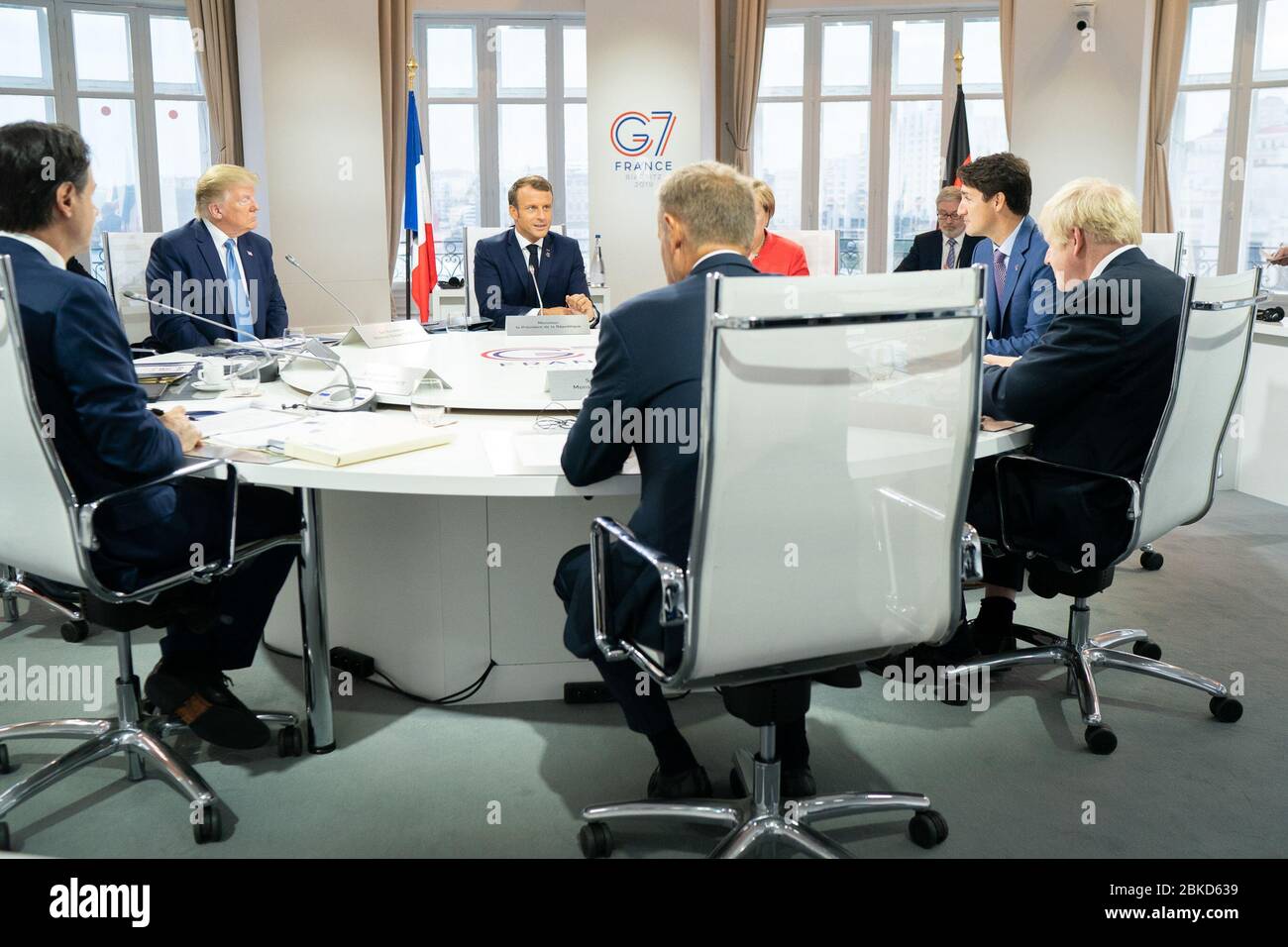 Präsident Donald J. Trump schließt sich G7-Führern an italienischer Premierminister Giuseppe Conte; Europäischer Ratspräsident Donald Tusk; japanischer Premierminister Shinzo Abe; britischer Premierminister Boris Johnson; deutsche Bundeskanzlerin Angela Merkel; Der kanadische Premierminister Justin Trudeau und der G7-Gipfel haben den französischen Präsidenten Emmanuel Macron bei einer G7-Arbeitssitzung zu Weltwirtschaft, Außenpolitik und Sicherheit am Sonntag, 25. August 2019, im Centre de Congrés Bellevue in Biarritz, Frankreich, empfangen. #G7Biarritz Stockfoto