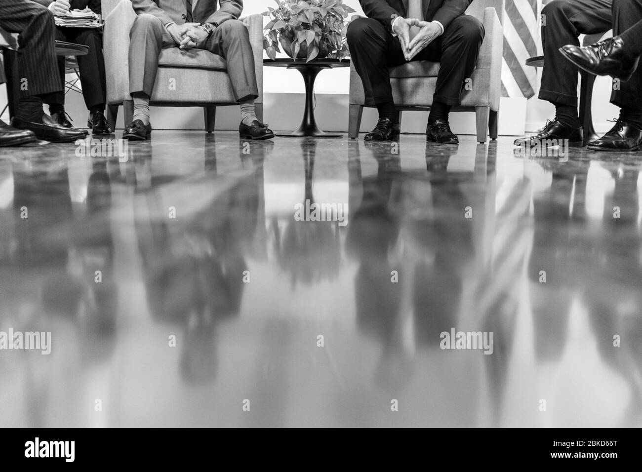 Am 25. August 2019 nahmen Präsident Donald Trump und der japanische Premierminister Shinzo Abe an einem bilateralen Treffen in Biarritz, Frankreich, während des G7-Gipfels Teil. Im Mittelpunkt des Treffens standen Fragen des Handels und der regionalen Sicherheit. Stockfoto