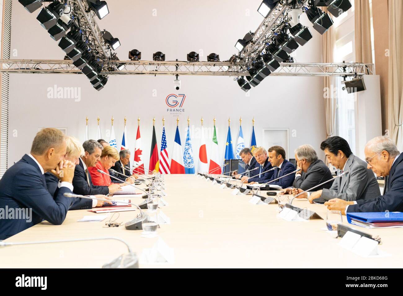 Am 25. August 2019 nahm Präsident Donald Trump im Rahmen des G7-Gipfels im Centre de Congrès Bellevue in Biarritz, Frankreich, am Arbeitsessen der G7 zum Thema Ungleichheit Teil. Stockfoto