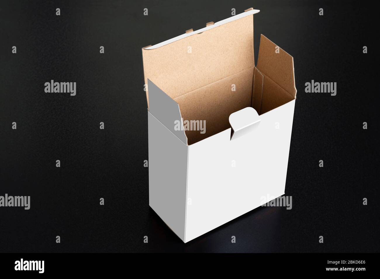 Kubische weiße Box mit offener Tür auf schwarzem Hintergrund, PSD Smart Object Ebenen Mock-up-Vorlage Stockfoto