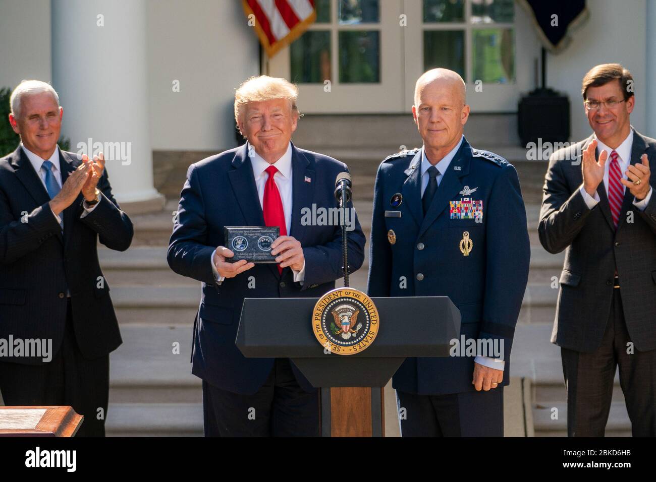 Am 29. August 2019 nahm Präsident Trump an einer Zeremonie im Rosengarten Teil, um der Gründung des US-Raumkommandos zu gedenken, auf der eine Tafel von General John Raymond ausgestellt wurde. Stockfoto