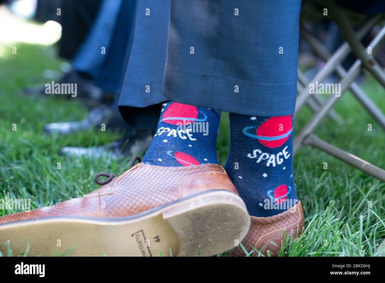 Am 29. August 2019 wurde im Rose Garden des Weißen Hauses die Gründung des U.S. Space Command angekündigt, wobei ein Zuschauermitglied im Rahmen der Veranstaltung Socken mit Raumfahrtmotiven trug. Stockfoto