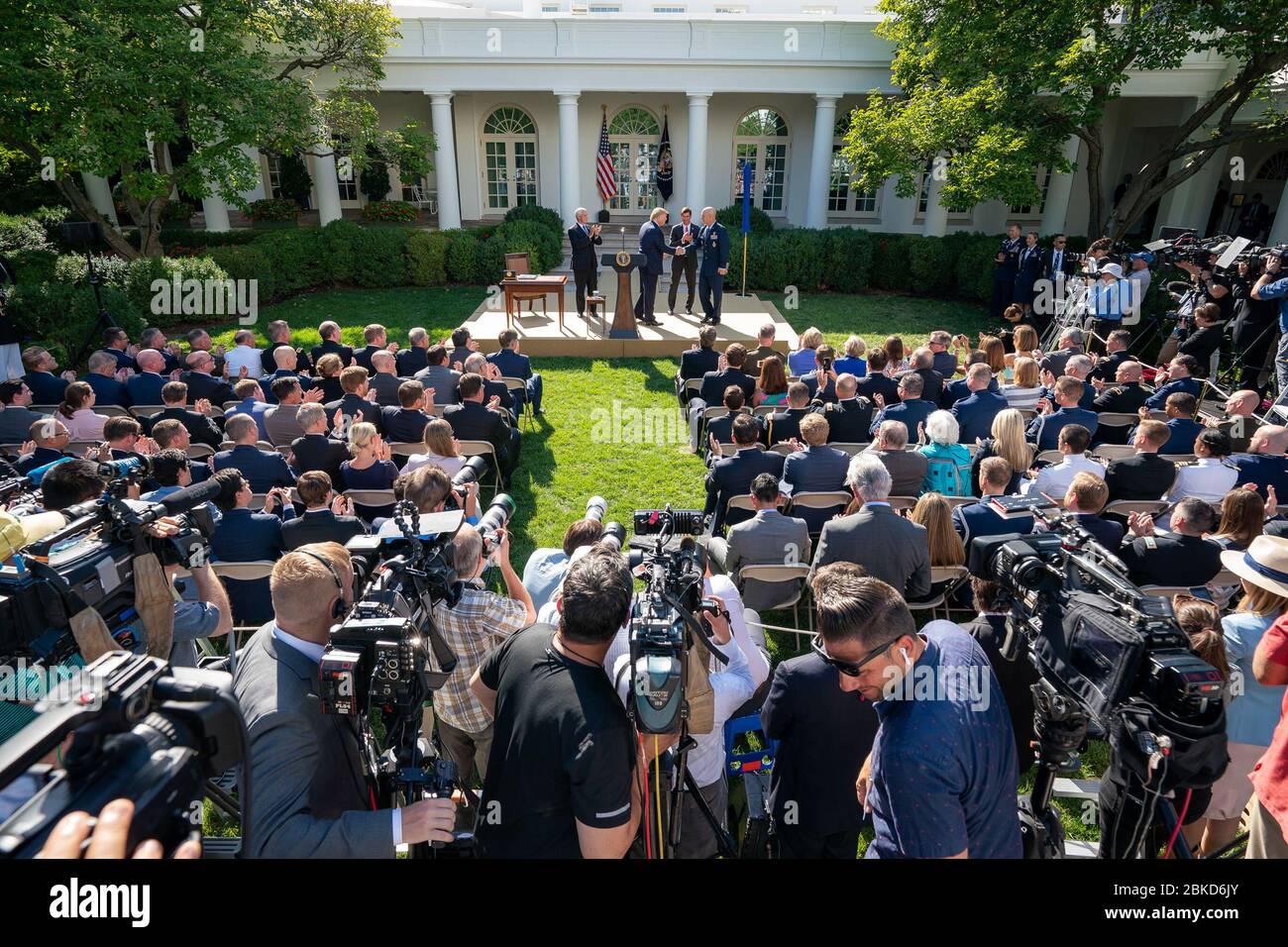 Präsident Trump schüttelt General John 'Jay' Raymond, Befehlshaber der USSPACECOM, während der offiziellen Einrichtung des US Space Command im Weißen Haus am 29. August 2019 die Hand. Stockfoto