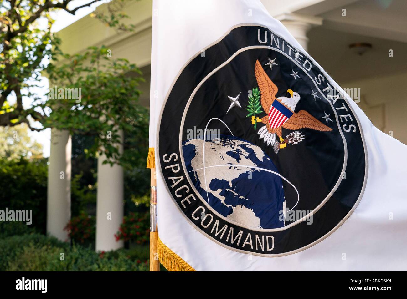 Am 29. August 2019 wurde die Flagge des U.S. Space Command offiziell im Rose Garden des Weißen Hauses aufgerollt, was die Gründung der USSPACECOM symbolisiert, um neue weltraumbezogene Herausforderungen zu bewältigen und die nationale Sicherheit zu verbessern. Stockfoto