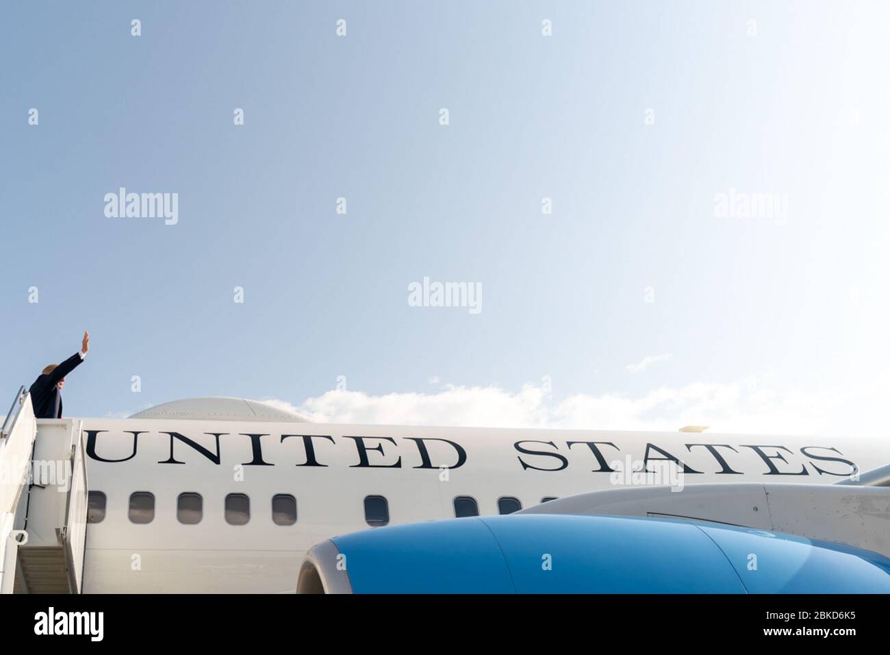 Präsident Donald J. Trump und First Lady Melania Trump verlassen am 26. August 2019 Biarritz, Frankreich, nach Abschluss des G7-Gipfels. Stockfoto