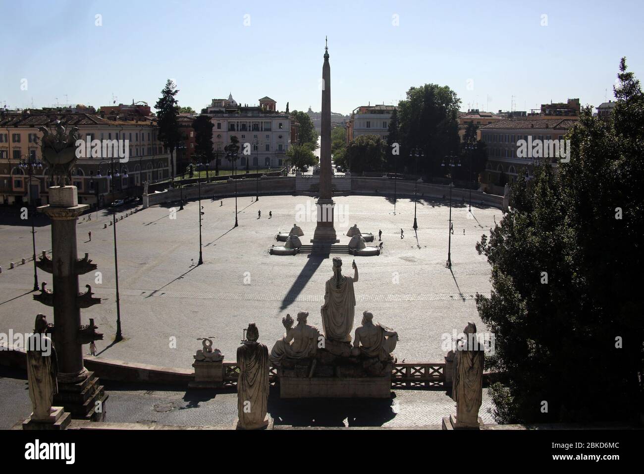 Rom, Italien. Mai 2020. Roma, Italien 3. Mai 2020: Piazza del Popolo in Rom verlassen am Sonntagnachmittag, am letzten Sperrtag in Italien aufgrund der Covid-19-Pandemie, beginnt Italien ab dem 4. Mai Phase 2. Quelle: Unabhängige Fotoagentur/Alamy Live News Stockfoto