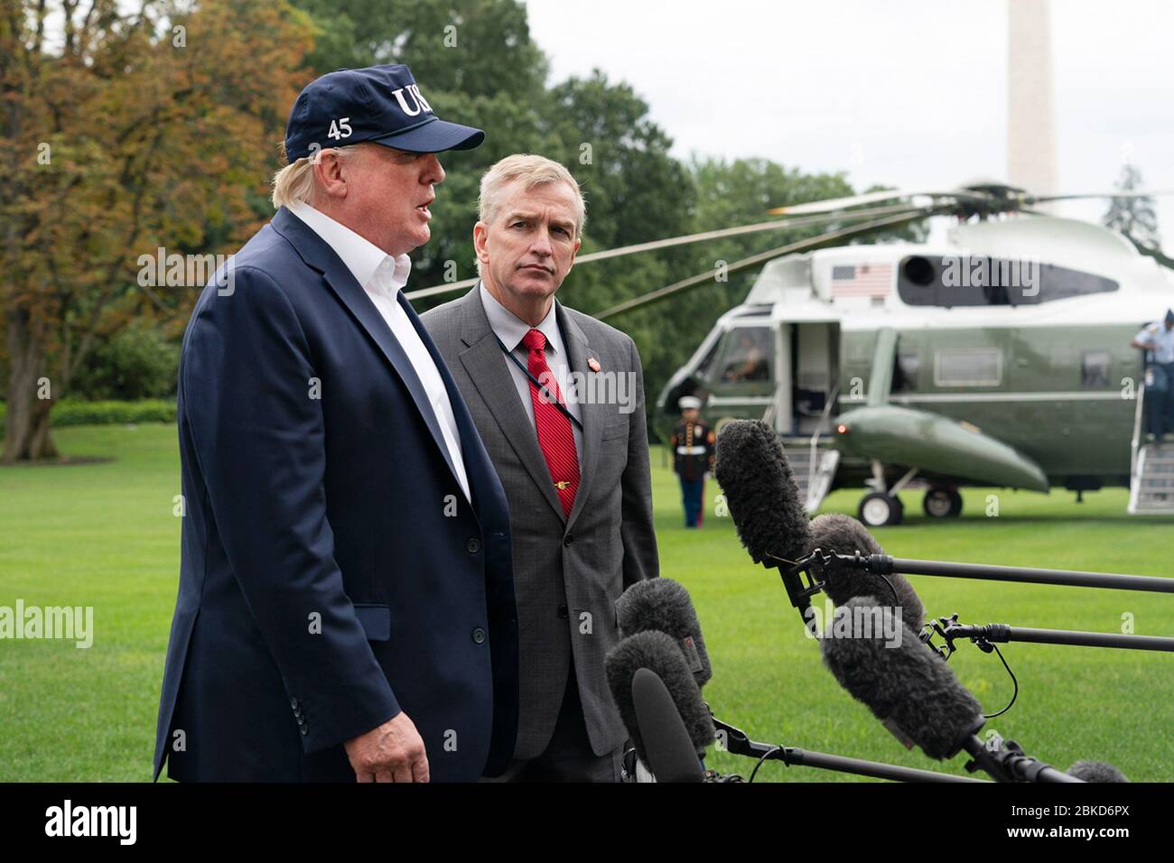 Präsident Donald J. Trump, begleitet von Admiral Pete Brown, dem Heimatsicherheitsberater des Weißen Hauses, spricht über den Hurrikan Dorian und die Massenschießerei in Odessa, Texas, als er am 1. September 2019 von Camp David in das Weiße Haus zurückkehrt. Stockfoto