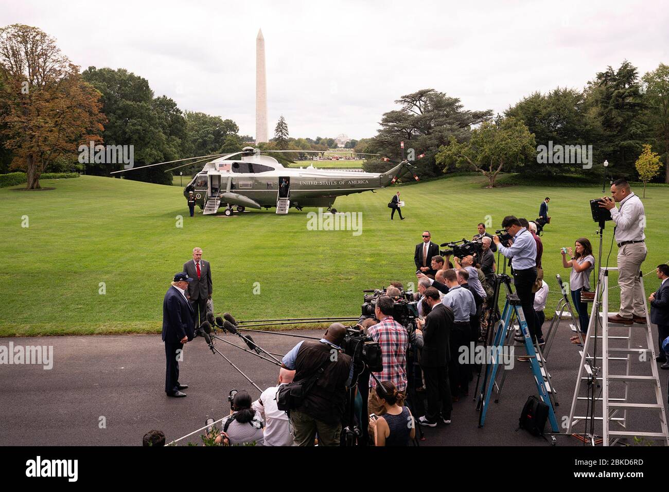 Am 1. September 2019 diskutierte Präsident Donald Trump, zusammen mit Admiral Pete Brown, dem Berater für Heimatschutz des Weißen Hauses, Hurrikan Dorian und die Schießerei in Odessa, Texas, als er von Camp David ins Weiße Haus zurückkehrte. Er wurde im FEMA-Hauptquartier über den Hurrikan informiert. Stockfoto