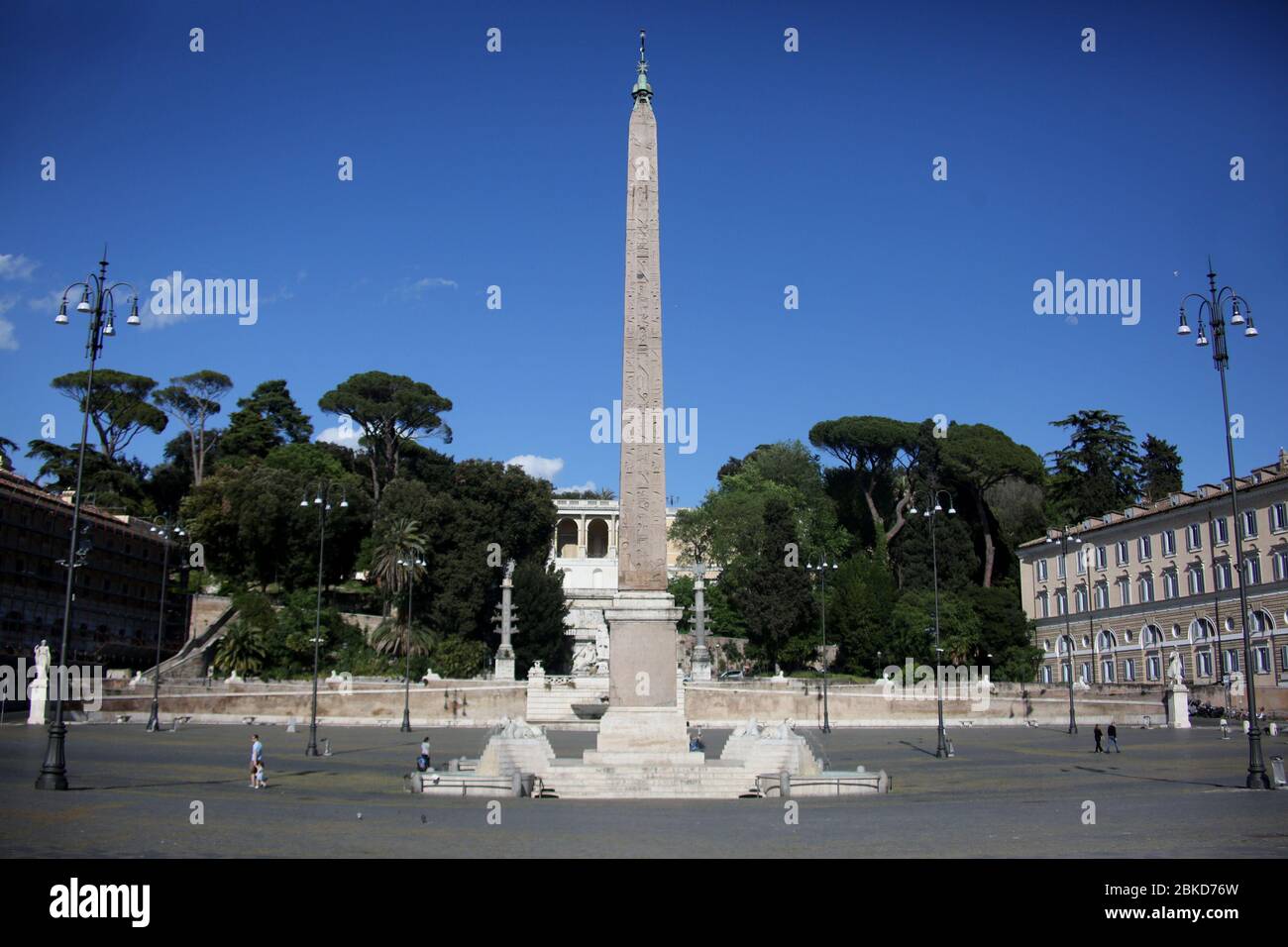 Rom, Italien. Mai 2020. Roma, Italien 3. Mai 2020: Piazza del Popolo in Rom verlassen am Sonntagnachmittag, am letzten Sperrtag in Italien aufgrund der Covid-19-Pandemie, beginnt Italien ab dem 4. Mai Phase 2. Quelle: Unabhängige Fotoagentur/Alamy Live News Stockfoto