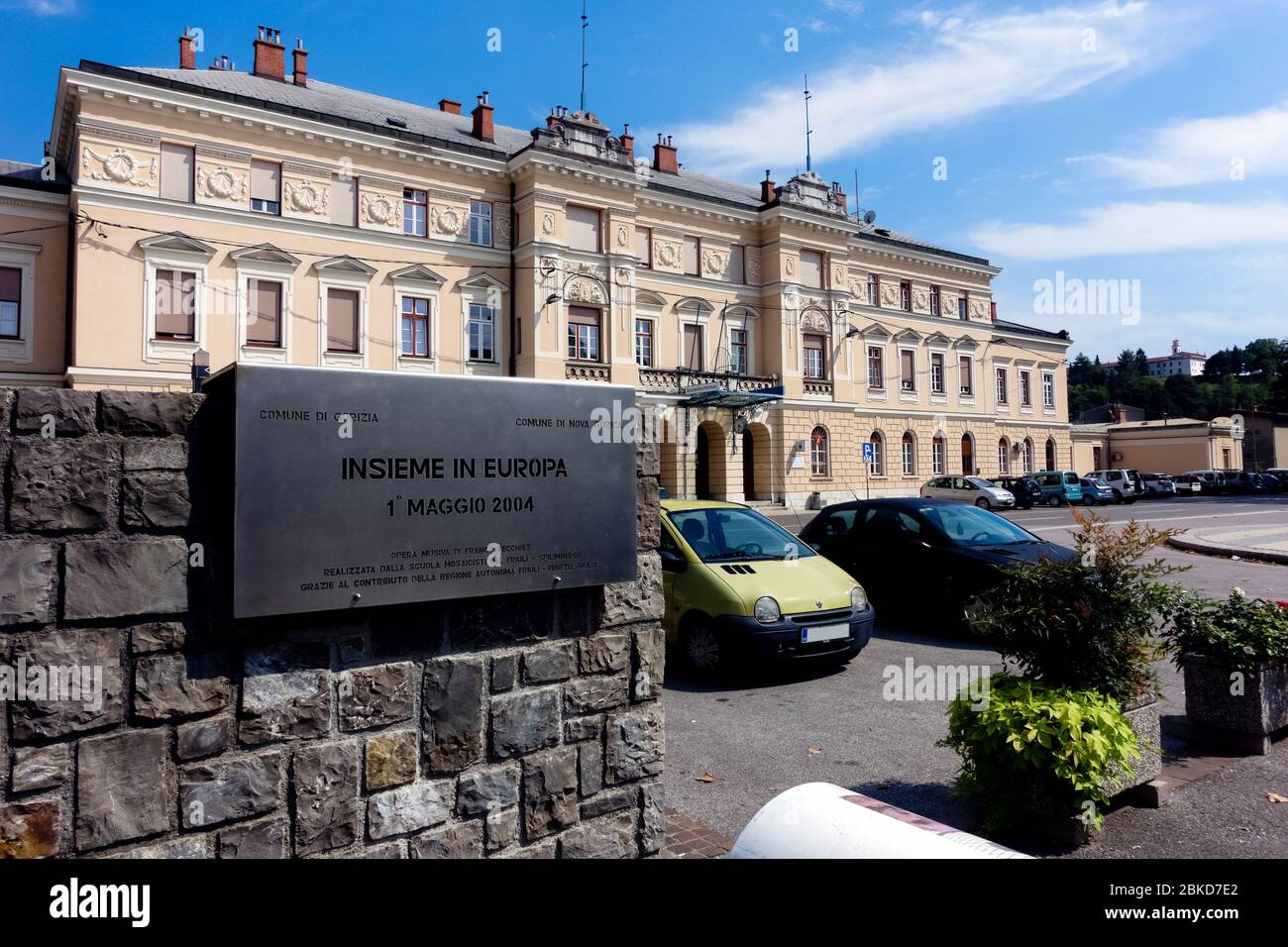 Transalpina Bahnhof, Nova Gorica, Slowenien, EU. An der Grenze zwischen Slowenien und Italien. Tafel mit geschrieben: Zusammen in Europa 1 Mai 2004 Stockfoto
