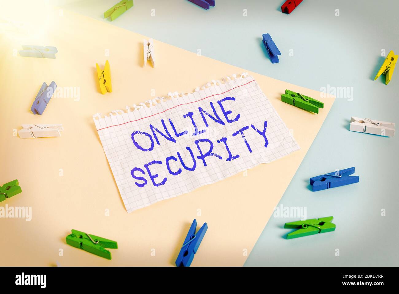 Word Writing Text Online Security. Business-Foto präsentiert Regeln gegen Angriffe über das Internet farbige Wäscheklammer Papier leer Reminde zu schützen Stockfoto