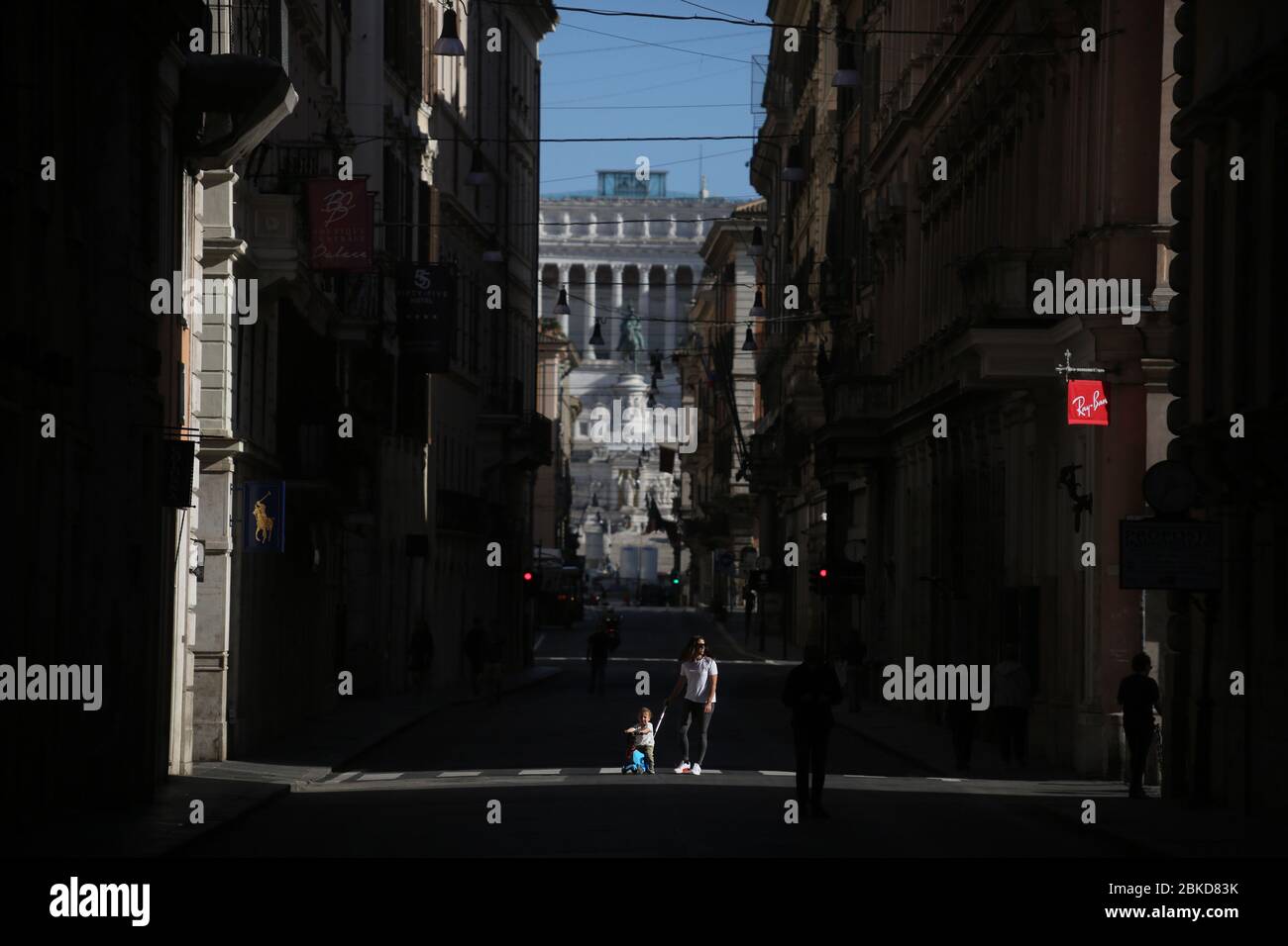 Rom, Italien. Mai 2020. Roma, Italien 3. Mai 2020: Via del Corso in Rom verlassen am Sonntagnachmittag, am letzten Sperrtag in Italien aufgrund der Covid-19-Pandemie, beginnt Italien ab dem 4. Mai Phase 2. Quelle: Unabhängige Fotoagentur/Alamy Live News Stockfoto