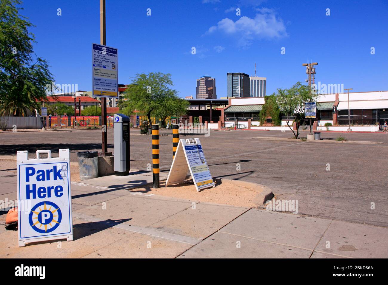 Leerer Parkplatz in der Innenstadt von Tucson AZ während der Covid-19-Sperre. Stockfoto