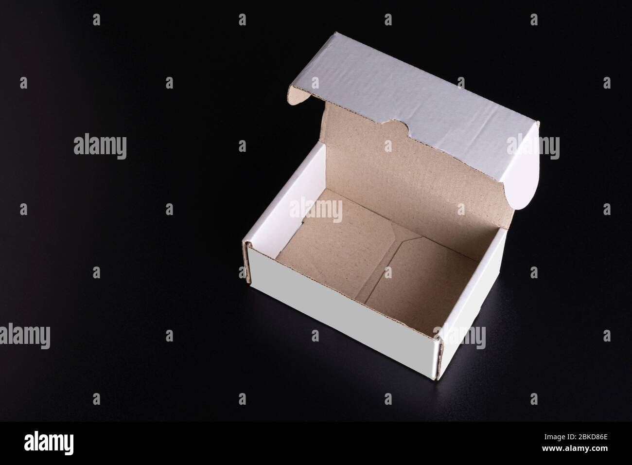 Rechteckige weiße Box auf schwarzem Hintergrund, PSD Smart Object Ebenen Mock-up-Vorlage Stockfoto