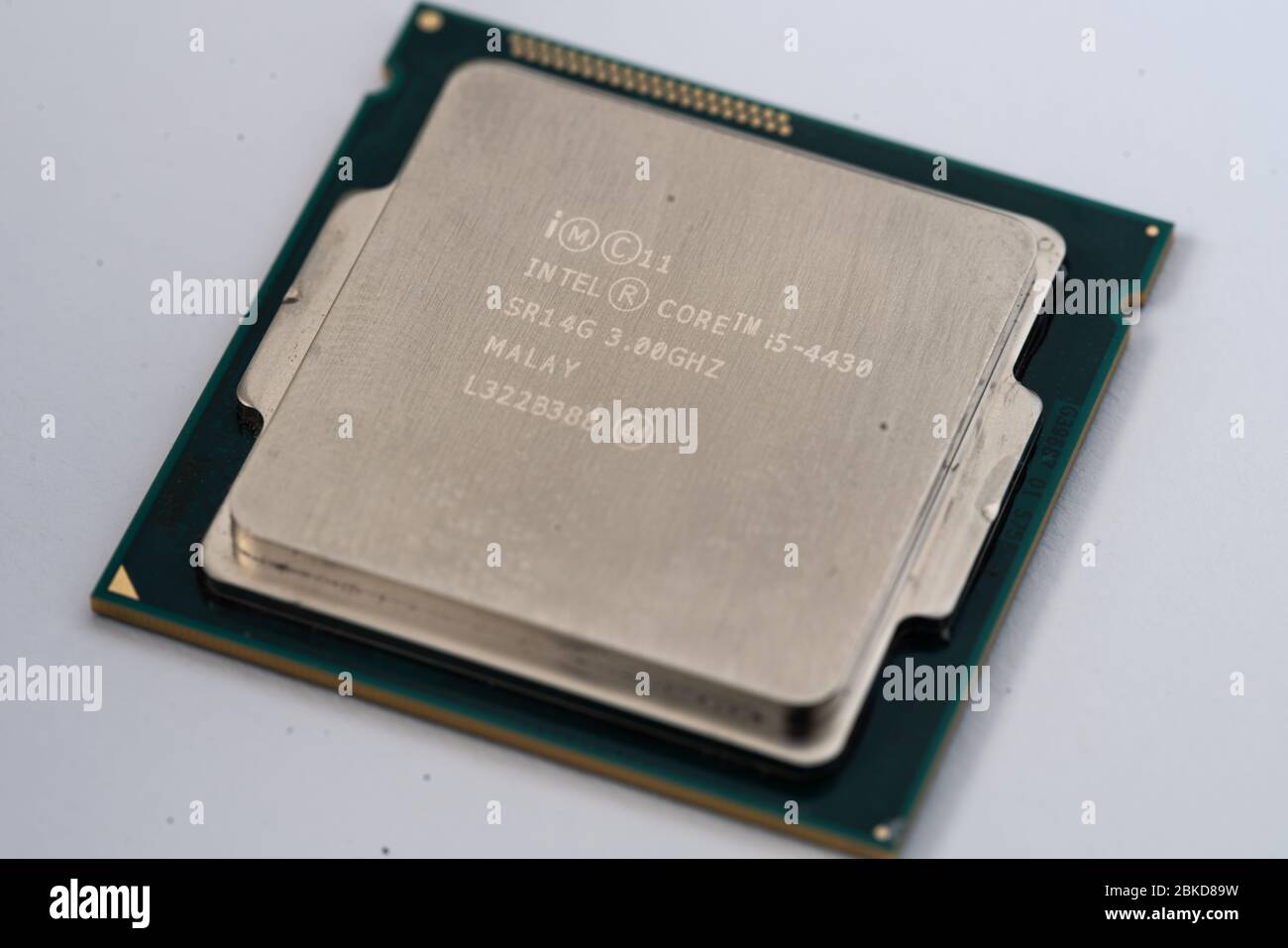 Der Prozessor ist ein kleiner Chip, der in Computern und anderen elektronischen Geräten steckt Stockfoto