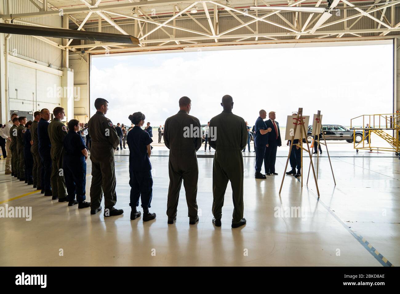 Am 22. September 2019 erhielt Präsident Donald J. Trump ein Briefing von Führern der US-Küstenwache über den Tropischen Sturm Imelda im Hangar der US-Küstenwache in Houston, Texas, mit Konteradmiral John Nadeau und Kapitän Kevin Oditt, die Einzelheiten über die Auswirkungen des Sturms und die Reaktionsbemühungen des Sturms gaben. Stockfoto