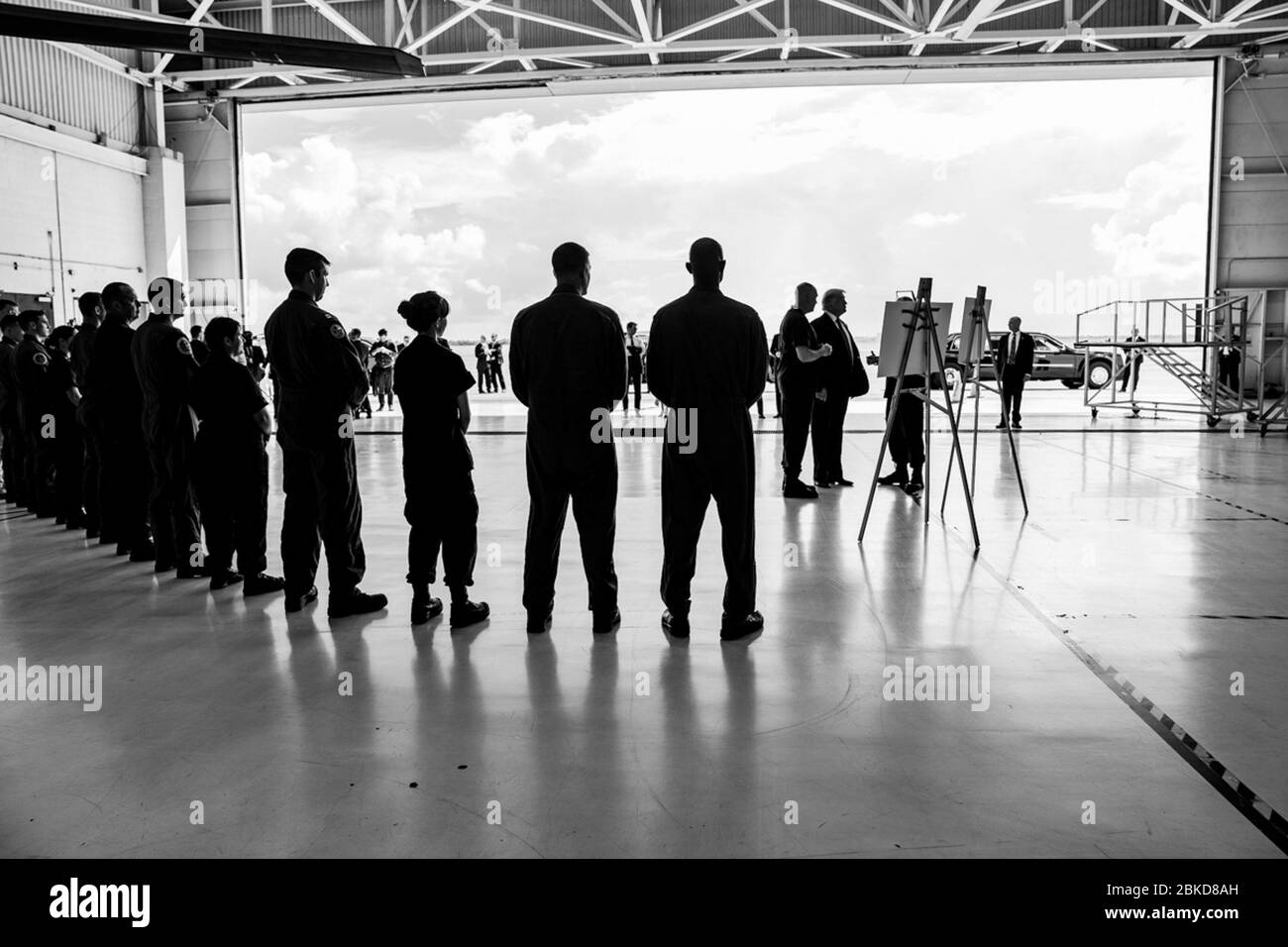 Am 22. September 2019 erhielt Präsident Donald Trump ein Briefing von den Beamten der US-Küstenwache Konteradmiral John Nadeau und Captain Kevin Oditt über den Tropischen Sturm Imelda im Hangar der US-Küstenwache in Houston, Texas. Stockfoto