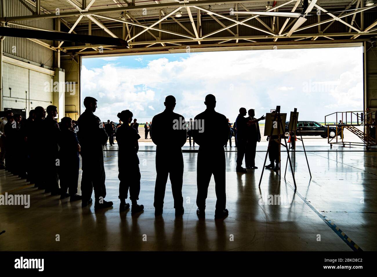 Präsident Donald J. Trump wird am 22. September 2019 vom Konteradmiral der US-Küstenwache John Nadeau und dem Sektorkommandeur Captain Kevin Oditt über den Tropischen Sturm Imelda im Hangar der US-Küstenwache in Houston, Texas, informiert. Stockfoto