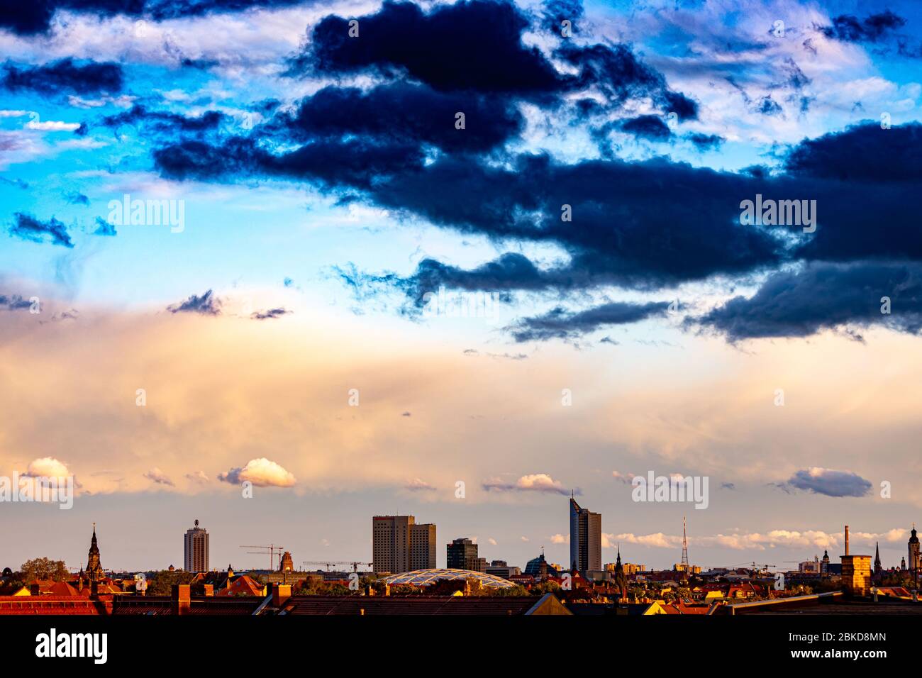 05-01-2020, Leipzig, Deutschland Skyline von Leipzig mit Wolken im Abendlicht Stockfoto